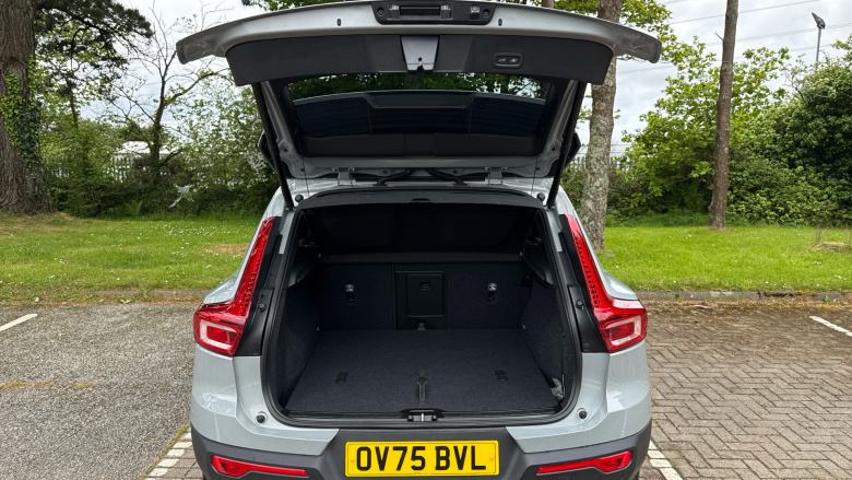 Volvo XC40 2.0 B4P Ultra Dark 5dr Auto Petrol Estate